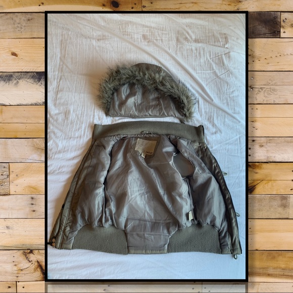 S Women’s Green-Gold Polyester Refuge Vest & Attachable Hood - Picture 2 of 7